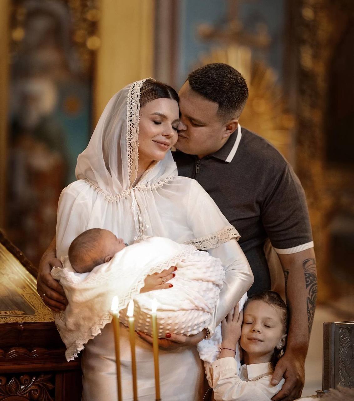 Українська блогерка-мільйонниця похрестила сина: зворушливі фото таїнства